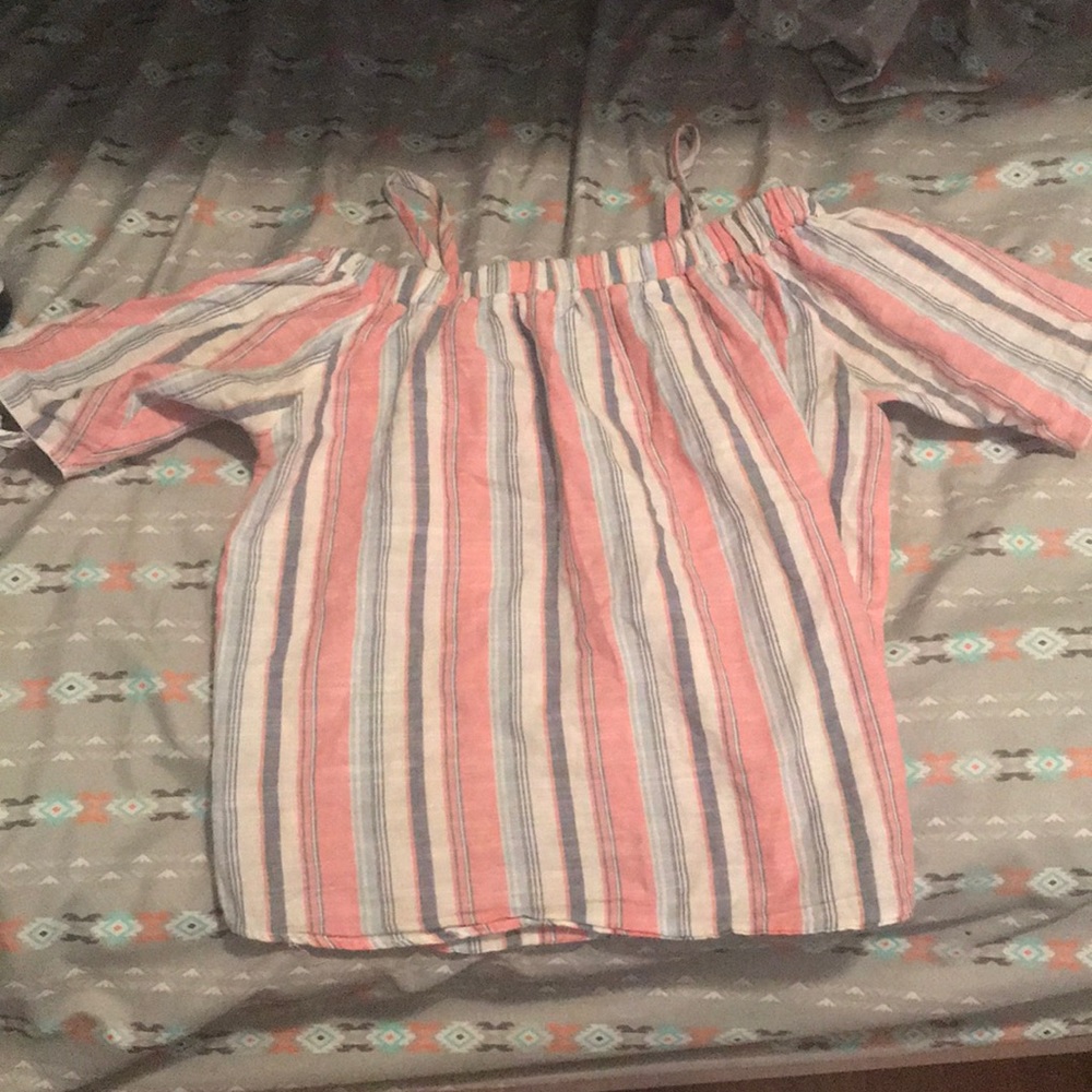 A summer cropped shirt.